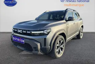 Vue 3/4 avant droite du Dacia Duster gris schiste avec calandre distinctive et jantes alu modernes.