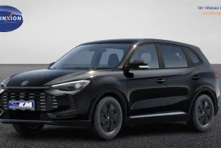 Vue 3/4 avant du SUV MG ZS 2025 Pebble Black avec calandre noire et jantes acier 16 pouces à enjoliveurs noirs.