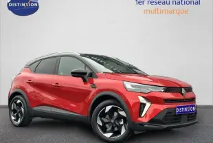 Renault Captur 2025 Rouge Flamme en 3/4 avant droit, SUV hybride avec jantes noires distinctives.