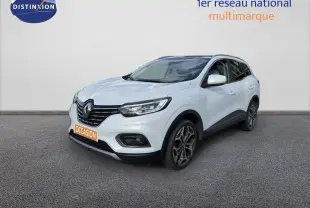 Renault Kadjar blanc nacré métal en 3/4 avant droit, avec jantes alliage et calandre noire brillante.