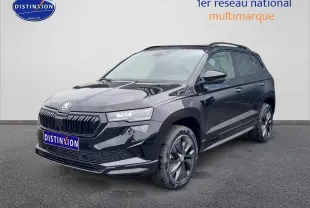 SUV Skoda Karoq noir en 3/4 avant droit, avec jantes alu et calandre marquée, sur fond neutre.