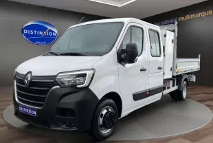 Renault Master blanc en double cabine, vue 3/4 avant droit, avec benne et coffre arrière ouvert.
