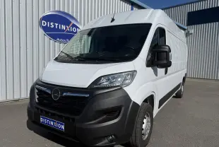 Opel Movano Fourgon blanc vu en 3/4 avant droit, avec pare-chocs noir et calandre distinctive.