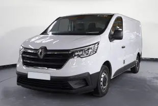 Vue 3/4 avant d’un Renault Trafic Fourgon blanc minéral 2024 avec calandre noire et jantes acier simples.
