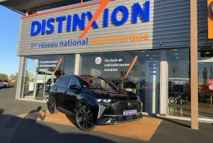 DS7 1.5 BLUEHDi noir perla nera en 3/4 avant droit devant un showroom Distinxion avec calandre distinctive DS Pixel Led Vision.