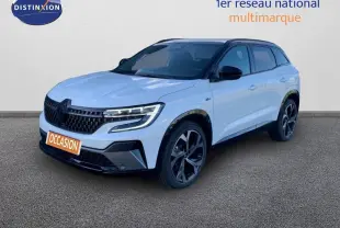 Renault Austral 2024 blanc métal avec toit noir, vue 3/4 avant droit mettant en valeur ses phares LED distinctifs.