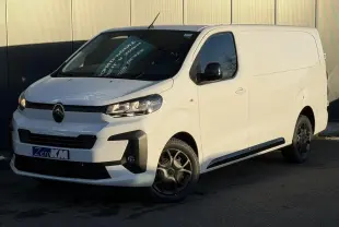 Vue 3/4 avant droit d'un utilitaire Citroën Jumpy XL blanc Icy avec coques de rétroviseurs noires et jantes foncées.