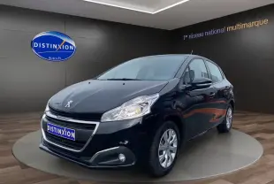 Peugeot 208 Affaire noir vue 3/4 avant droit, avec calandre chromée et feux allumés en intérieur showroom.