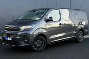 Citroën Jumpy XL gris titane en 3/4 avant droit, avec jantes noires et détails noirs du Pack Look extérieur