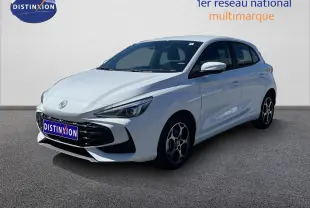 MG3 1.5L Hybrid+ 195ch en Dover White, vue 3/4 avant droit, avec jantes alliage et calandre noire distinctive.