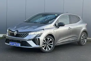 Renault Clio V TCe 90 Techno gris schiste vue 3/4 avant droit, avec jantes alliage et signature lumineuse LED.