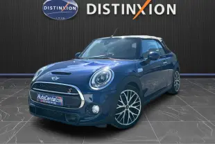 Vue 3/4 avant droite d'une MINI Cabriolet F57 Cooper S bleu avec capote fermée et jantes alliage bicolores.