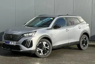 Peugeot 2008 Hybrid 145 e-DSC6 Allure gris Artense, vue 3/4 avant avec jantes alliage bi-ton et barres de toit noires.