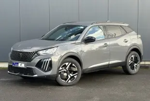 Peugeot 2008 Hybrid 145 e-DSC6 Allure gris Selenium en 3/4 avant droit avec jantes alliage bi-ton et barres de toit noires.