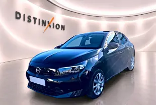 Opel Corsa noire vue en 3/4 avant droit dans un showroom lumineux avec logo Distinxion en arrière-plan.
