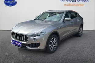 Maserati Levante gris 3/4 avant droit avec calandre chromée et jantes alu visibles sur fond neutre.