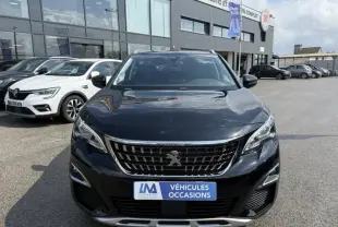 Vue de face d'un Peugeot 3008 noir 2018 avec calandre chromée et plaque "Véhicules Occasions" sur un parking extérieur.