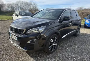 Peugeot 3008 II diesel noire vue en 3/4 avant droit sur parking gravillonné avec jantes alliage et calandre chromée.