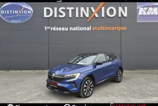 Renault Austral bleu 3/4 avant droit, toit noir, jantes alliage, face avant moderne avec phares LED distinctifs.