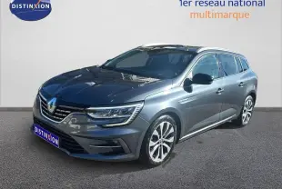 Renault Mégane Break gris titanium métal en 3/4 avant droit, jantes alliage et calandre moderne visible.