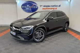 Mercedes GLA 250 e AMG Line noir en 3/4 avant droit, avec jantes alliage et phares LED ellipsoïdaux visibles.