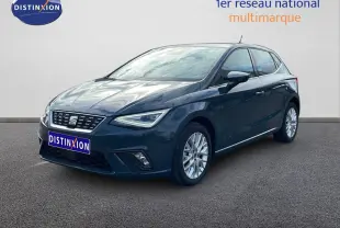 Vue 3/4 avant d'une SEAT Ibiza bleu fjord avec jantes alliage et phares LED, stationnée sur sol gris.