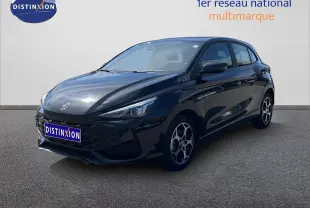 MG3 1.5L Hybrid+ 195ch en Pebble Black Metal, vue 3/4 avant droit avec jantes alliage distinctives.