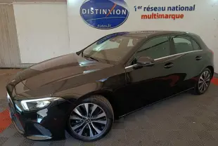 Mercedes Classe A 200 Business Line noire vue en 3/4 avant droit, avec jantes alliage et phares LED allumés.