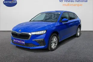 SKODA SCALA bleu racing metal en 3/4 avant droit, mettant en valeur sa calandre noire et ses phares LED fins.