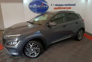 Vue 3/4 avant droit du Hyundai Kona gris foncé 2023 avec jantes alliage et feux LED distinctifs.