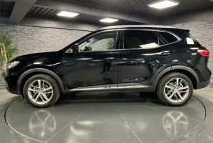 Vue de profil côté gauche d'un MG MOTOR EHS noir métallisé avec jantes alliage et poignées bi-ton chrome.