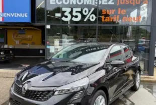 Renault Clio noir vue en 3/4 avant droit, avec calandre moderne et feux LED distinctifs, devant un concessionnaire multimarque.