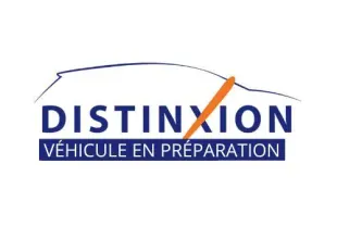 Dacia Duster bleu 2023 en 3/4 avant droit, avec toit ouvrant et jantes bi-ton visibles, stationné devant un mur blanc.