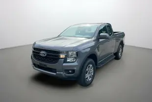 Ford Ranger gris carbone en 3/4 avant droit avec cabine allongée et marchepieds latéraux visibles.