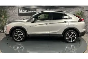 Vue de profil côté gauche d'un Mitsubishi Eclipse Cross gris métallisé avec jantes alliage bi-ton et toit noir.