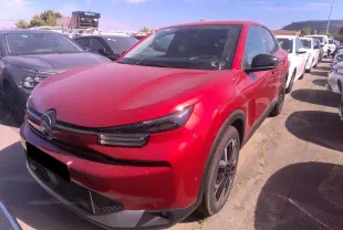 Citroën C4 Hybrid rouge Elixir vue 3/4 avant droit, avec phares LED et jantes alliage noires.