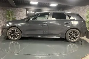 KIA CEE'D gris métallisé vu de profil côté gauche, avec jantes alliage 17 pouces et lignes GT Line distinctives.