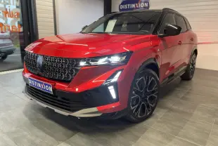 Renault Austral rouge métallisé avec toit noir, vue 3/4 avant droit, calandre noire et jantes alliage noires.