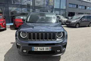 Vue de face d’un Jeep Renegade 2024 bleu métal avec calandre à sept fentes et feux ronds LED allumés.