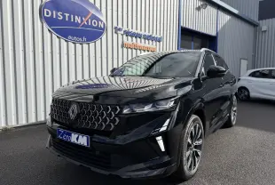 Renault Austral noir étoile en 3/4 avant droit, avec calandre hexagonale et feux LED distinctifs, stationné devant un bâtiment.