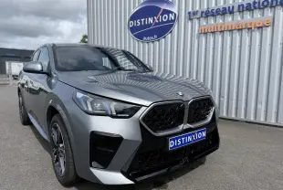BMW X2 2025 gris Skyscraper en vue 3/4 avant, mettant en valeur sa calandre noire et ses phares LED distinctifs.