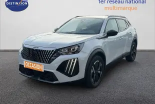 Peugeot 2008 blanc Okenite en 3/4 avant droit, avec calandre noire et feux LED verticaux distinctifs.