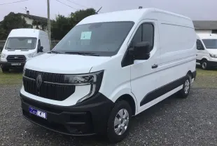 Vue 3/4 avant droit d’un utilitaire Renault Master blanc avec calandre noire et jantes argentées sur parking extérieur.