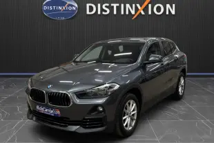 BMW X2 gris minéral métallisé vue 3/4 avant droit, avec calandre double haricot et jantes alliage 17 pouces.