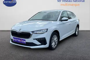 Skoda Scala blanc glacier vue 3/4 avant droit, calandre noire et jantes alliage 16 pouces visibles.