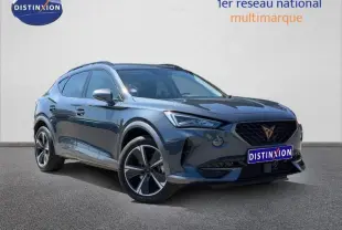 Vue 3/4 avant d'un CUPRA Formentor 1.4 e-HYBRID gris métallique avec jantes alu et calandre noire distinctive.