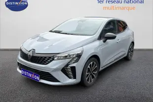 Renault Clio 2025 gris Rafale métal en 3/4 avant droit, avec feux LED et jantes alliage distinctives.