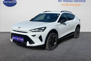 Vue 3/4 avant droite d'un CUPRA Formentor blanc neige métal avec jantes noires et détails noirs contrastants.