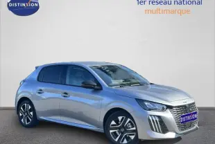 Peugeot 208 gris en vue 3/4 avant droit, avec calandre distinctive et jantes alliage modernes.