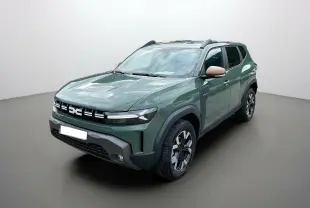 Vue 3/4 avant du Dacia Duster 2025 kaki lichen avec barres de toit et jantes alu 17 pouces, rétroviseurs beige contrastants.